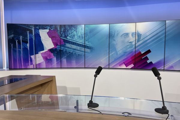 L'organisation des débats sur France 3 entre les différents candidats aux élections législatives a été contrainte par l'annulation ou le désistement de nombreux candidats.