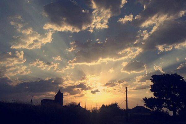 Ciel d'orage aux aurores - Clara Marie