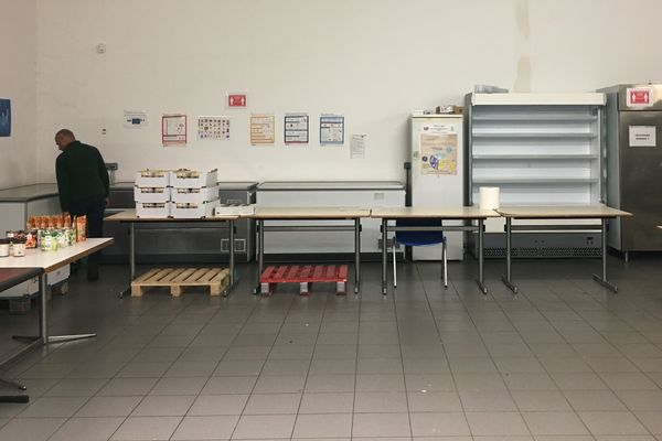 La distribution alimentaire du matin au centre des Restos du cœur de la Meinau à Strasbourg n'est même pas fini que la plupart des étalages sont déjà vides, jeudi 5 octobre 2023.