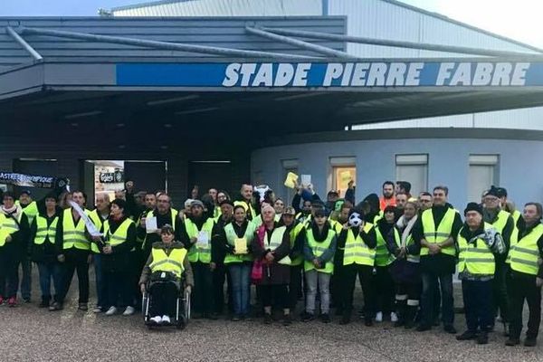 Une centaine de "gilets jaunes" a manifesté à Castres avant le match contre Bègles-Bordeaux