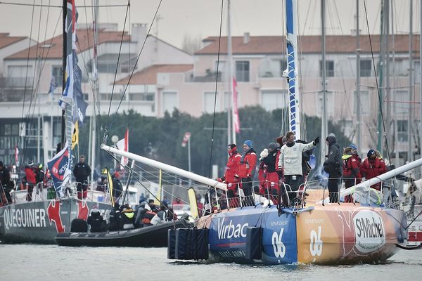 Jean-Pierre Dick et Yann Eliès arrivent dans le port des Sables d'Olonne.