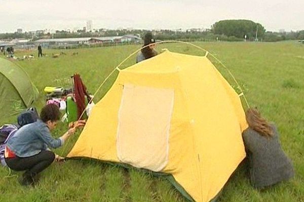 Les premiers festivaliers ont posé leurs tentes à Arras, à la veille de l'ouverture du Main Square Festival.