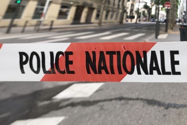 La Police a établi un périmètre de sécurité afin d'effectuer les premières constatations : un homme a été tué par balle dans le 3e arrondissement de Lyon, jeudi 29 juillet 2021 vers 20h.