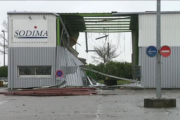 Les dégâts occasionnés par le vent sur un garage de Valframbert (orne)