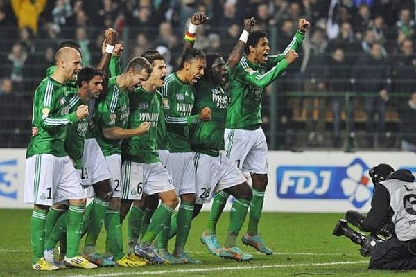 L'équipe de Saint-Etienne, après sa victoire sur le PSG le 27 novembre 2012, au stade Geoffroy Guichard