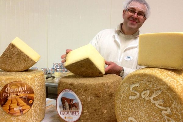 Jean Duroux, propriétaire de la fromagerie Duroux à Rilhac-Xaintrie en Corrèze avec plusieurs échantillons de sa production