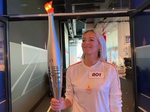 Alice Modolo Vice-championne du monde d'apnée, porteuse de la flamme olympique sous-Marine le 18 juin dernier, a remis la torche au musée du sport de Nice.