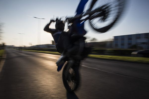 Un "rider" à la recherche d'adrénaline et de sensations lors d'un rodéo sauvage.