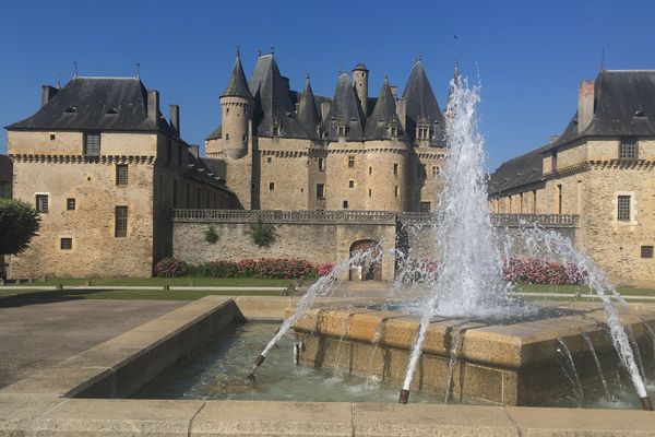 Le château et la fontaine en été. 