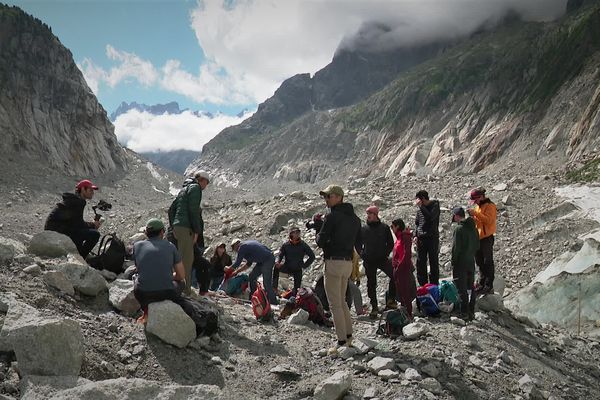 Stage pratique sur la Mer de Glace pour une quinzaine de sportifs de haut niveau, réunis par l'association Sport For Future, pour relayer des messages de sensibilisation au réchauffement climatique