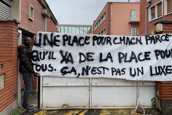 Selon le collectif Russel,  plus de 300 personnes sont installées dans cet ancien bâtiment EDF, dans le quartier Croix de Fer à Toulouse, depuis le 26 mai 2019.