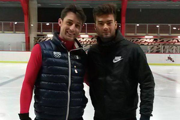 Brian Joubert dans son rôle d'entraîneur avec son premier élève Romain Ponsart.