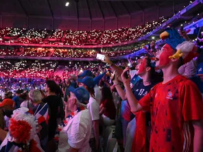 Le public en fusion au stade Pierre Mauroy lors de la demi-finale de handball entre les Françaises et les Suédoises, jeudi 8 août 2024.