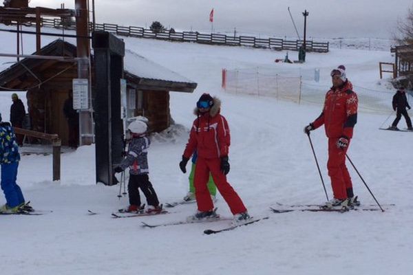 Famille de skieurs à la station de ski de La Quillane dans les De Leyritz Philippe <Philippe.DeLeyritz@francetv.fr>Pyrénées-Orientales