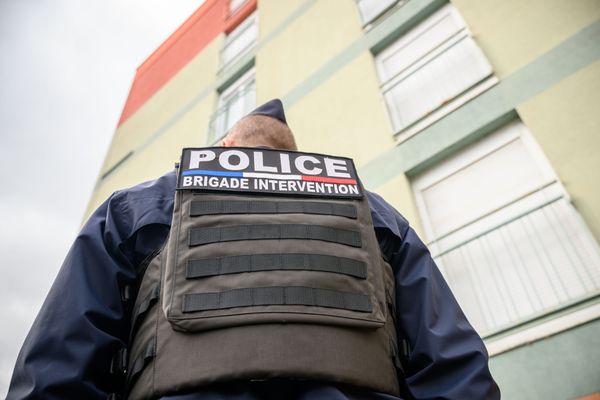 Les policiers interviennent et fracture la porte du logement où se trouvait l'individu suspect.