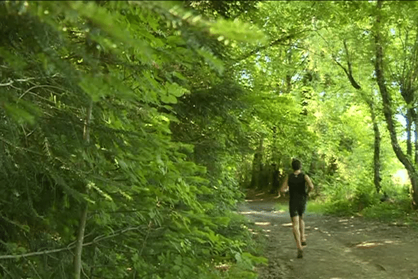 Benjamin Grenetier, licencié à l'AS Saint-Junien à l'entraînement pour les 32 kilomètres des "Gendarmes et voleurs de temps"