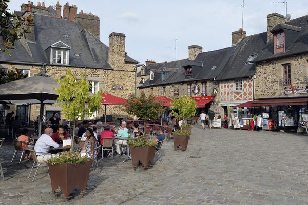 Il y a de moins en moins de cafés-bistrots dans les villages de France. Le projet 1000 cafés veut lutter contre ce phénomène qui empêche de tisser des liens sociaux. (Photos d'illustration dans le village médiévale de Fougères en Bretagne) 