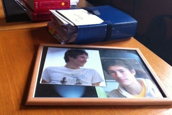 Les parents de Pierre Nasica ont amené aujourd'hui dans la salle d'assises un cadre avec des photos de leur fils.