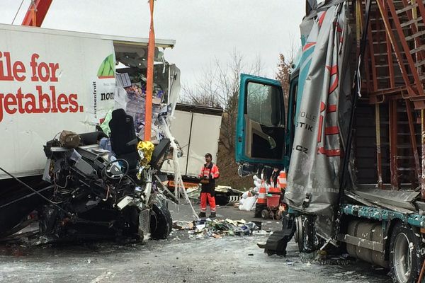 Un poids-lourd est venu en percuter trois autres en stationnement à Chasseneuil-sur-Bonnieure en Charente.