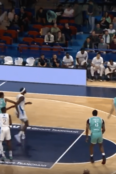 Basket Pro B entre l'Élan Béarnais et les Sharks d'Antibes.