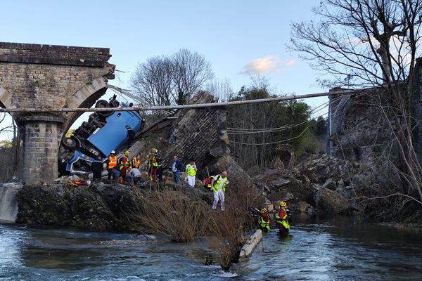 Le pont de Chamborigaud s'est effondré, lundi 18 mars 2024.