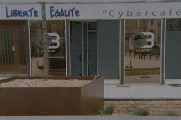 L'enseigne du cybercafé palce St Médard