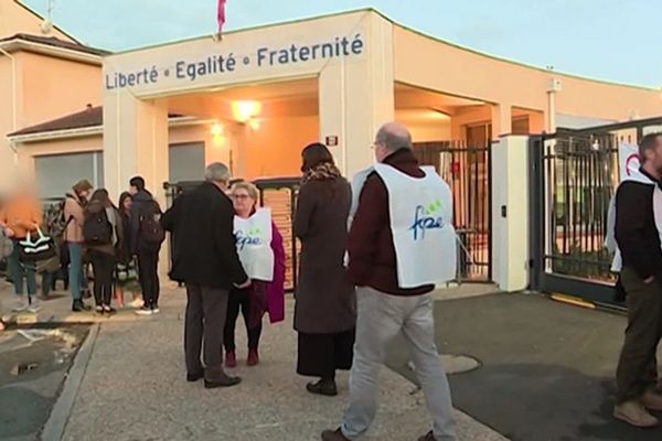 Les parents d'élèves mobilisés devant le collège Olivier de Magny le 25 novembre 2019