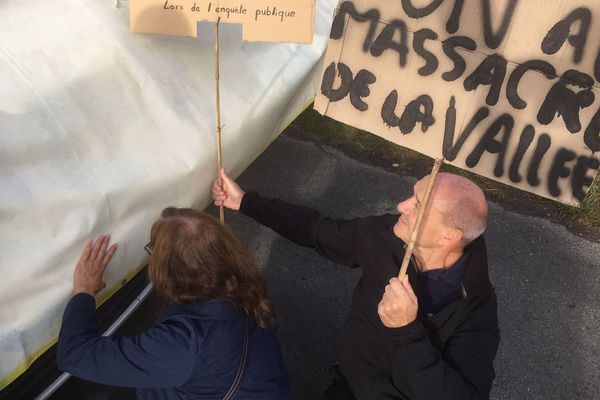 Ce mardi matin les opposants au contournement ont bloqué le véhicule du Pdt du Département pour l'empêcher de se rendre sur le chantier