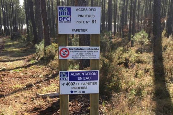 Les panneaux (ici en Lot-et-Garonne) sont essentiels au balisage des pistes et à l'information des pompiers comme du public.