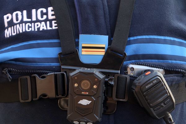 Ces caméras individuelles étaient visibles sur les uniformes des policiers municipaux depuis deux ans 