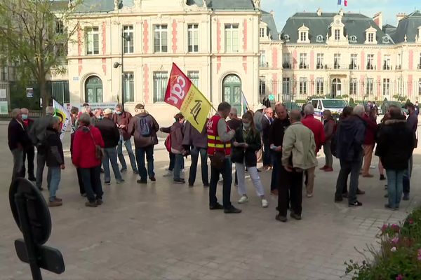 La manifestation poitevine a réuni environ quarante personnes pour la défense du pouvoir d'achat des retraités. 