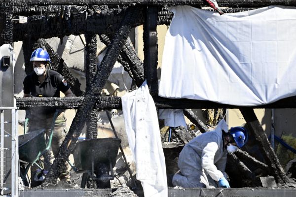 Des gendarmes techniciens en identification criminelle dans les décombres de l'incendie du gîte de Wintzenheim.