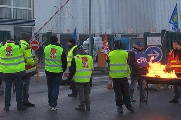 Blocage de la plateforme Logidis à Carpiquet ce jeudi matin par les routiers 