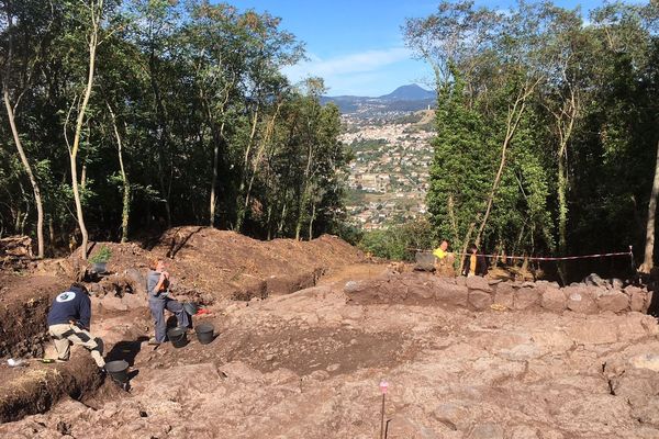 Les archéologues du chantier de Corent font découvrir aux visiteurs les découvertes réalisées au cours de l'été 2018. 