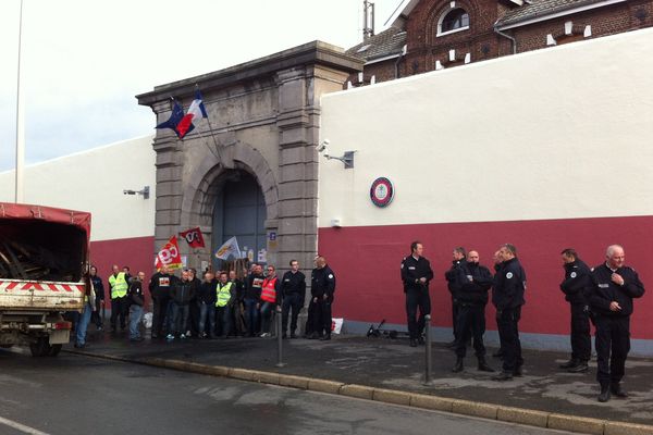 Devant la prison de Béthune, ce mercredi matin. 