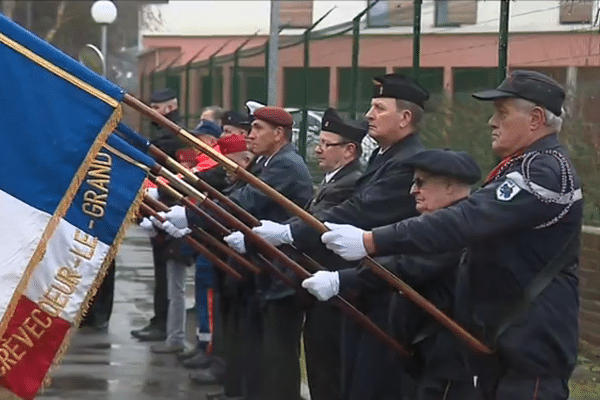 Gendarmes, policiers et citoyens se sont réunis pour rendre hommage à Arnaud Beltrame. 