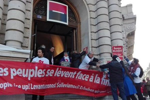 Une agence de la Société Générale bloquée, près du métro Bourse, à Paris, par des militants d'Attac, le 7 avril 2016.