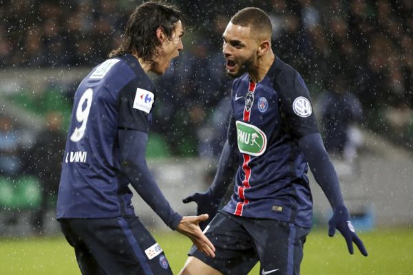 Un but de Cavani salué par Kurzawa, lors du match AS Saint-Etienne/PSG, en quart de finales de la coupe de France, le 2 mars 2016.