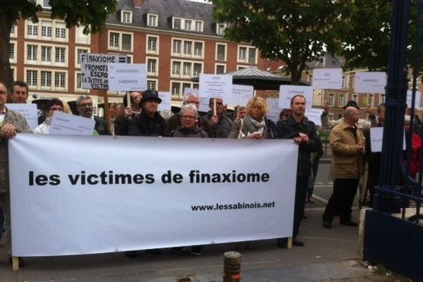 Manifestation des victimes de Finaxiome en 2014 devant le tribunal d'Amiens