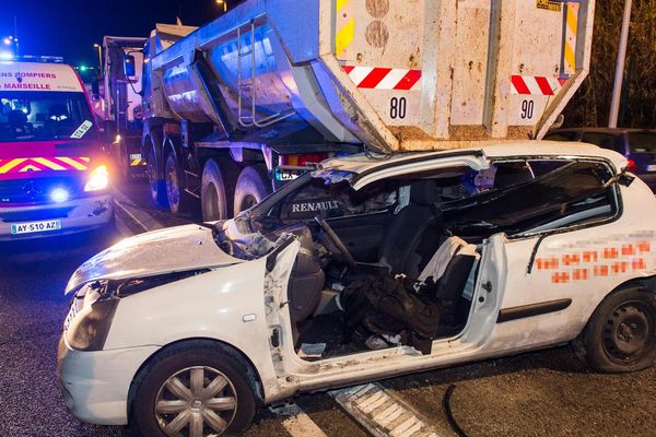 Les pompiers ont du désincarcérer la conductrice de la voiture.