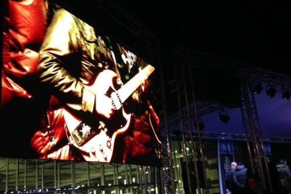 Un discours ponctué par des accords de guitare électrique