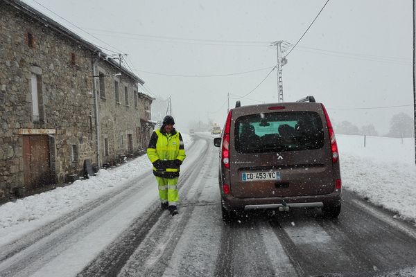 Les services des équipements détournent les véhicules non équipés qui s'engagent sur le col de la république, dans le Pilat (Loire), ce dimanche soir.