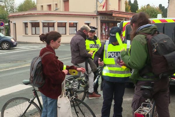 La police effectue des contrôles inopinés pour sensibiliser les cyclistes à l'importance d'être vu.