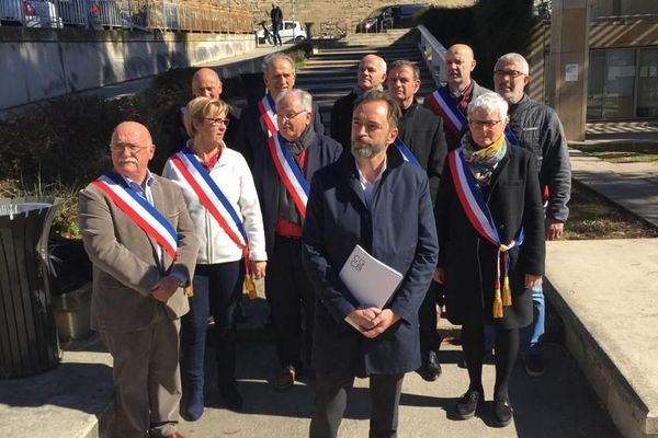 Les maires de Castelnau Le Lez, Grabels, lattes, le Crès, Montaud, Montpellier et Vendargues devant lke tribunal de grande instance de Montpellier. Ils portent plainte contre le président de Montpellier Méditerranée Métropole, Philippe Saurel, pour détournement de fonds publics et prise illégale d’intérêts.