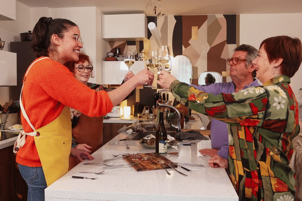 Les convives sont fiers de partager les trésors culinaires de la Nouvelle-Aquitaine avec la cheffe Piluso.