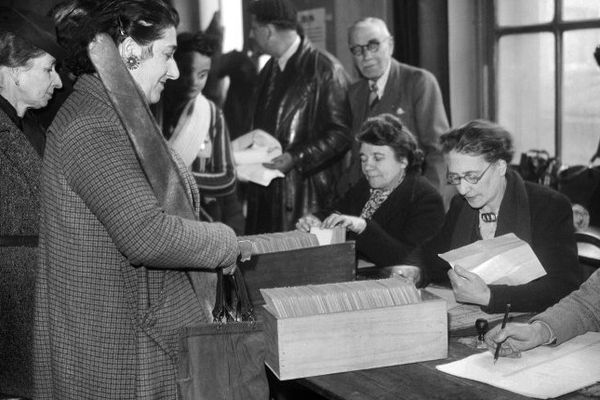 En France, les femmes ont voté pour la première fois le 29 avril 1945 pour les élections municipales d'après-guerre.