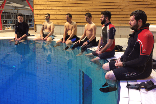 Pour les membres du club de plongée du Puy-en-Velay: séance de relaxation et exercices de respiration avant la descente dans la fosse de 6 mètres de profondeur.
________________________________________
