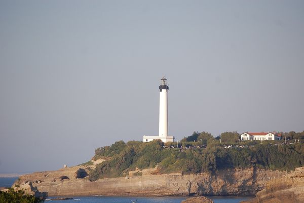 Le phare de Biarritz et sa falaise 