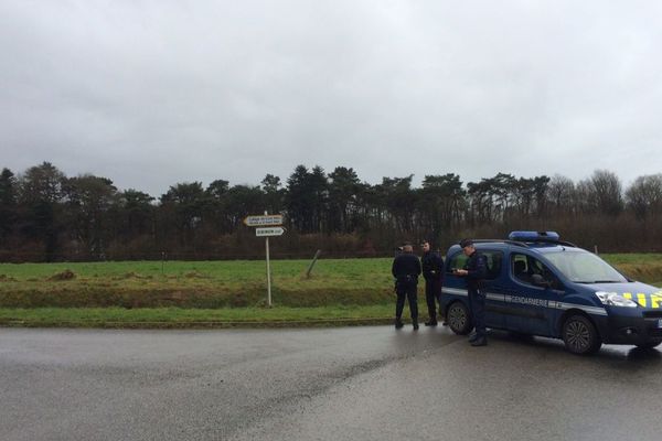 Un bois, au lieu-dit Coat-Mez sur la commune de Dirinon (Finistère), bouclé par les gendarmes