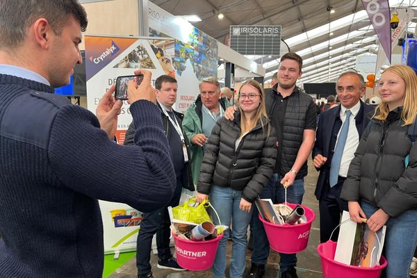 Au Sommet de l'élevage, Eric Zemmour se prête au jeu des selfies.